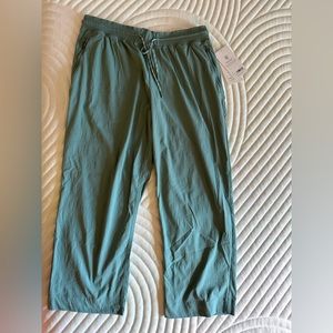 NWT - Athleta Straight Trekkie Crop